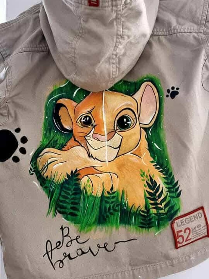 Simba w trawie na dziecięcej kurtce z napisem Be brave