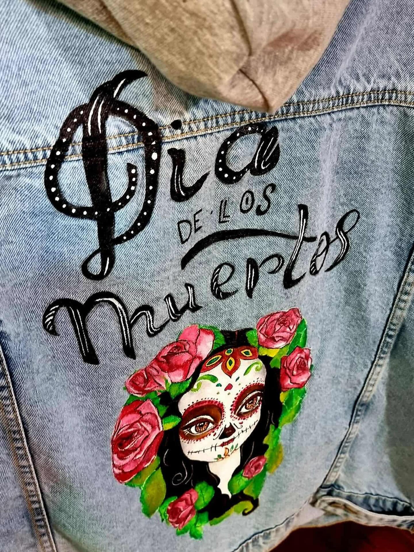 Malowana kurtka jeansowa Dia de los Muertos
