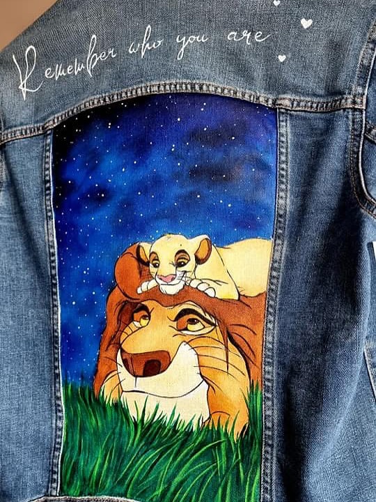 Malowana kurtka jeansowa z motywem Lion King